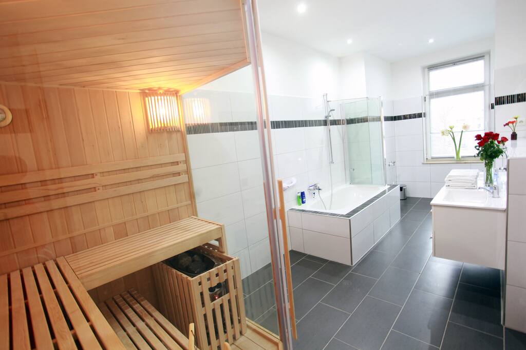 Großes Bad mit Sauna und Dusche/Badewanne