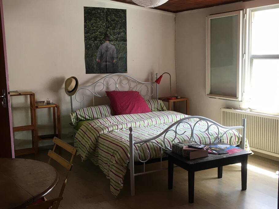 Grande chambre avec salle de bain