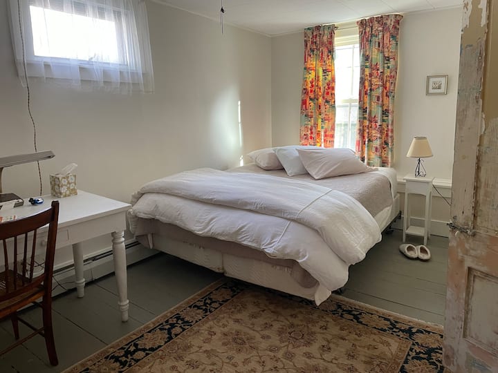 Cama queen con baño adjunto. 