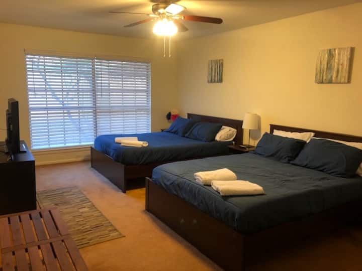 dhomë gjumi master me dy krevate dopio "queen" me TV, dhomë zhveshjeje dhe banjë të kompletuar