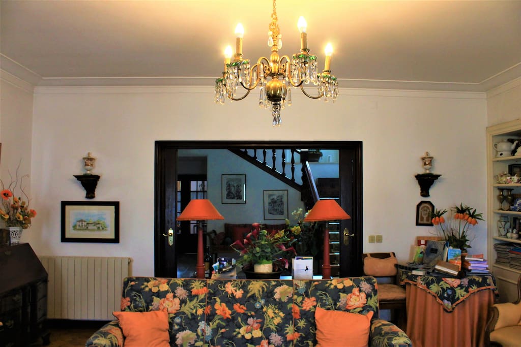 As salas decoradas com mobiliário antigo e conforto atual proporciona uma atmosfera profundamente romântica e única.
de uma alma do passado que continua a respirar com maior dignidade e resplendor neste novo século. Este conjunto cria uma atmosfera profundamente romântica e única.