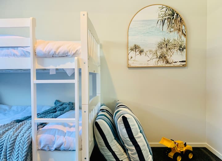 Urefu wa godoro: sentimita 190.
Uzito wa juu: kilo 100.
Tafadhali hakikisha mtoto mmoja kwa kila kitanda wakati wote, hakuna kabisa mchezo wa farasi.
Matumizi mabaya au shughuli isiyosimamiwa iko katika hatari yako mwenyewe.
Uharibifu kwenye vitanda vyetu utakuwa kwa gharama yako mwenyewe.
 