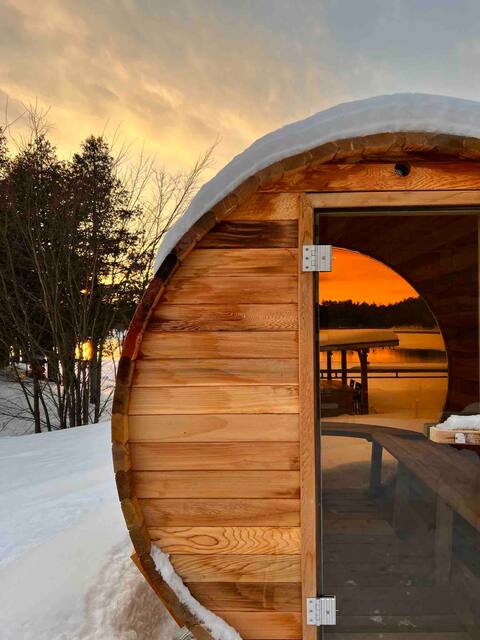 Luxury Beachfront Cottage w Hot tub, Sauna & Bar