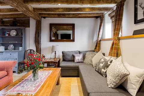 Cosy, Rustic 17th Century Country Barn.