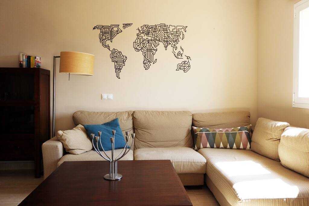 Bequeme Couch im Wohnzimmer.