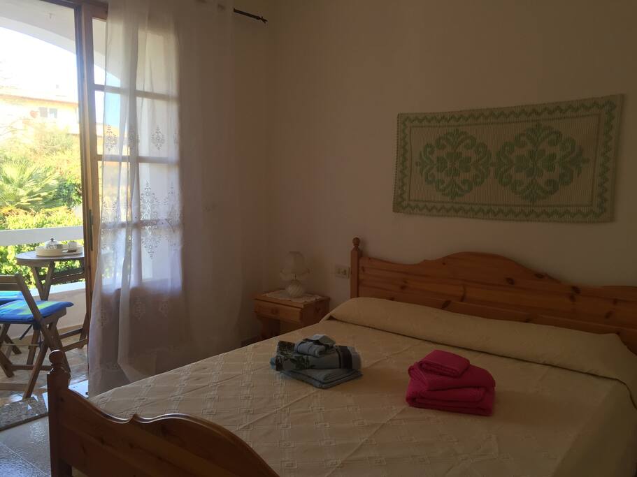 Camera da letto matrimoniale con balcone con piccola vista sul mare