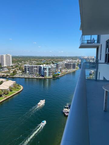 Hollywood Paradise gallery image 2