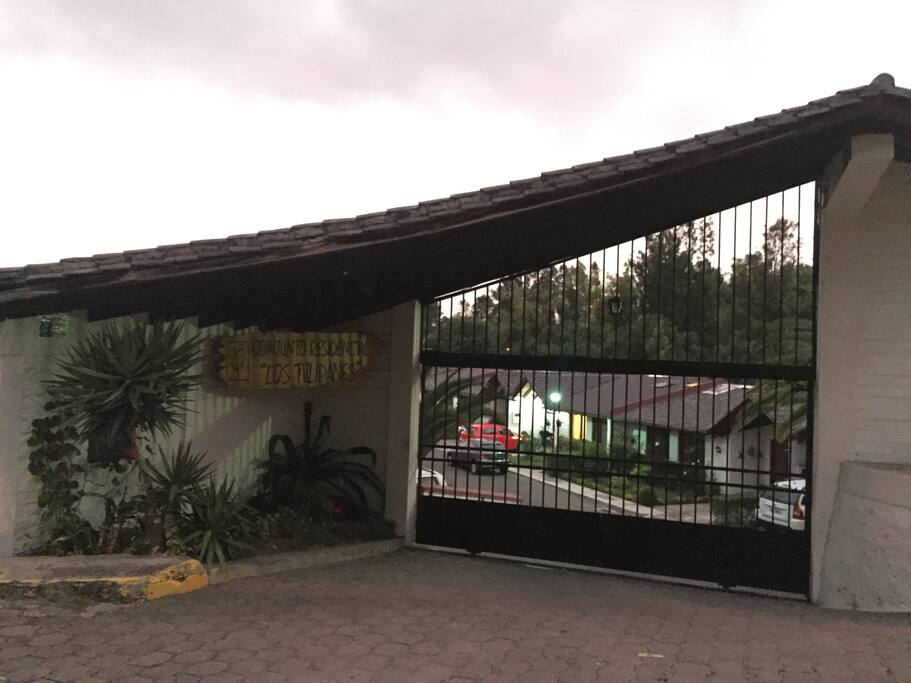 Entrada al Conjunto