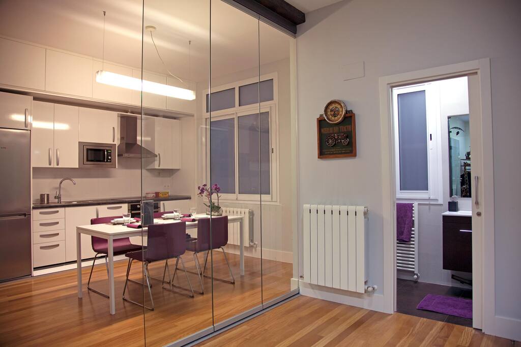 Vista de la cocina-comedor y entrada al baño desde el sofá