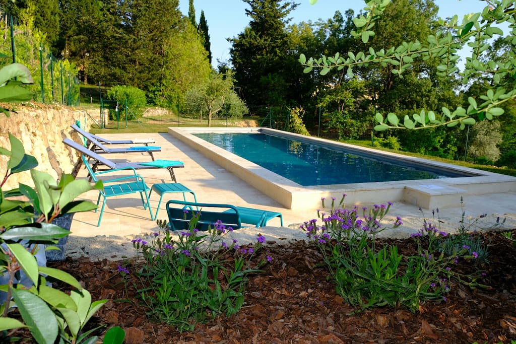 Grande et belle piscine neuve, 3,5x11m, avec la même belle vue, environnée de verdure