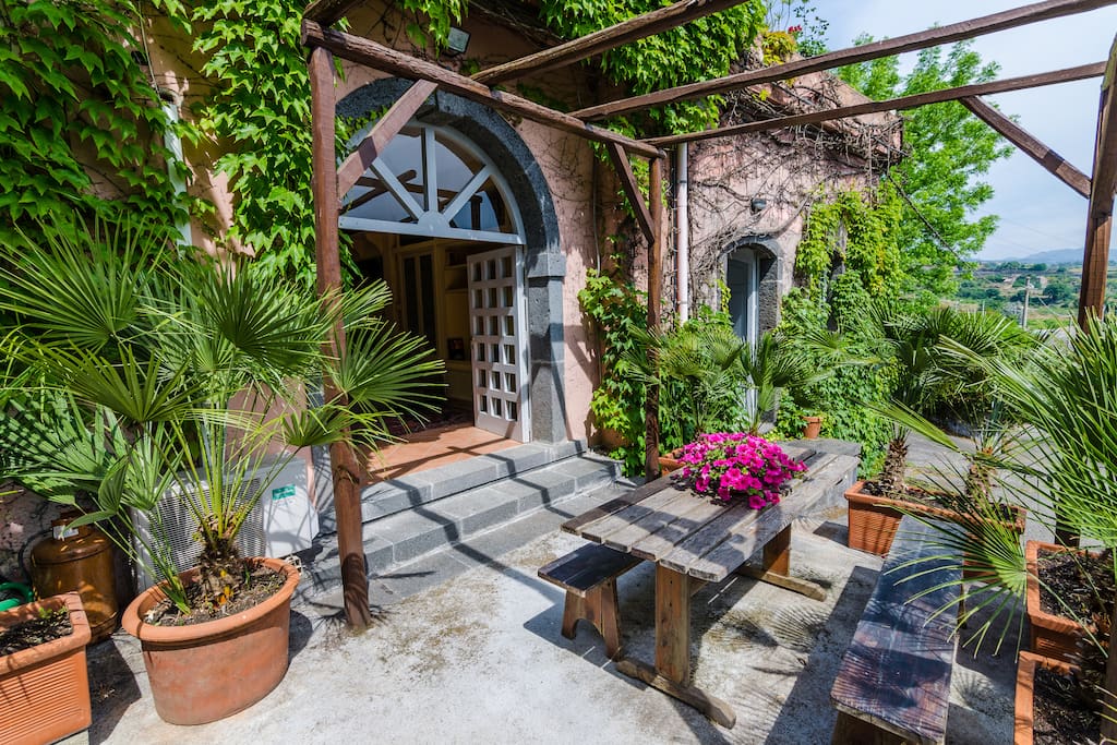 Entrance Villa del Filosofo by SunTripSicily