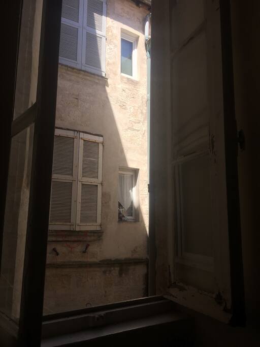 L'appartement donne sur une cour intérieur pas accessible pour les voyageurs. On voit ici le style plutôt ancien de l'immeuble, très calme.
