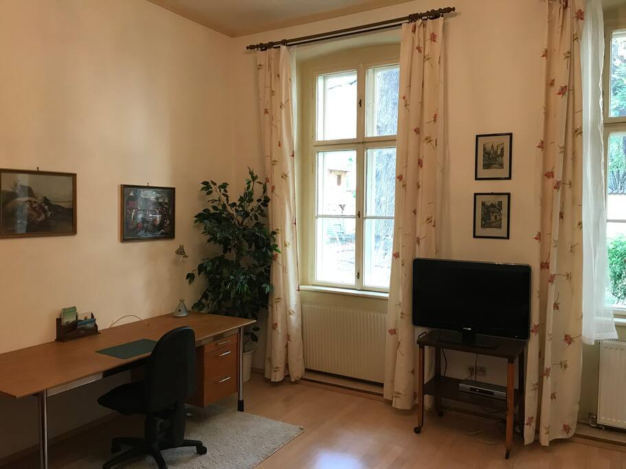 Wohnzimmer mit Schreibtisch