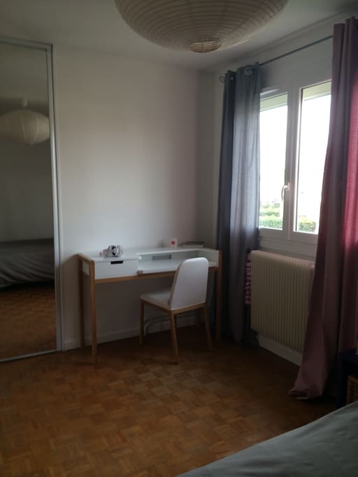 Espace bureau pour travailler en toute sérénité et un grand miroir pour s'apprêter pour sa journée