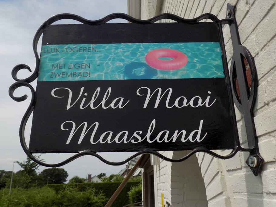 Bord "Villa Mooi Maasland" aan de voordeur.