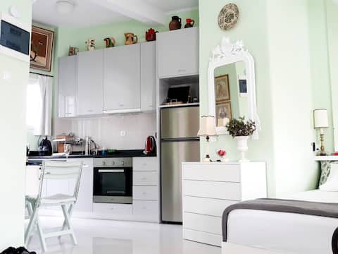 Successful Airbnb property: Sunny Acropolis View | Pangrati Penthouse suite in ΒΑΤΡΑΧΟΝΗΣΙ