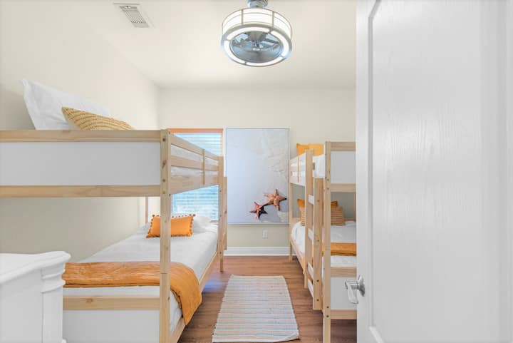 1 - ви етаж.  Спалня 3.  Снимка 1.  Две единични легла тип „двойно легло“ с телевизор на стената.  Възможност за преспиване на 4 души.