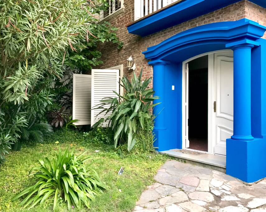 Entrada independiente con jardin
