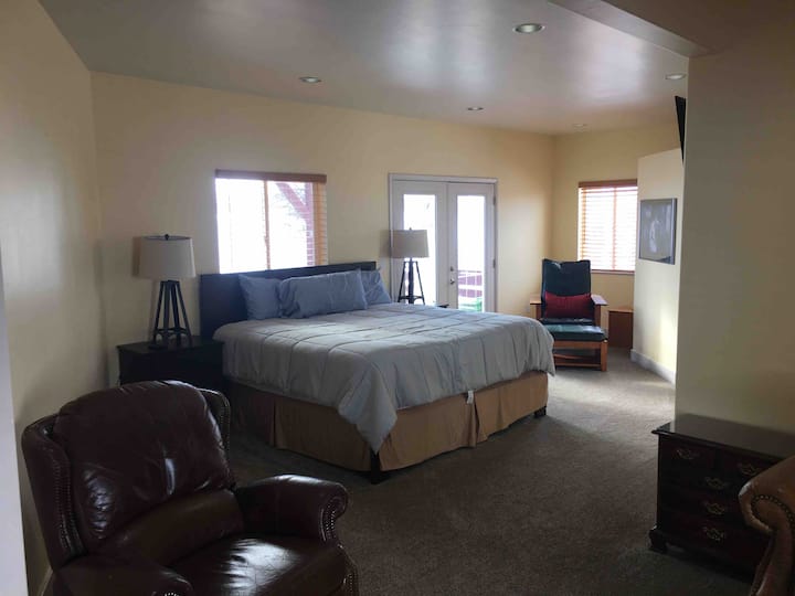 ห้องนอนใหญ่ชั้นแรกพร้อมเตียงคิงไซส์ 