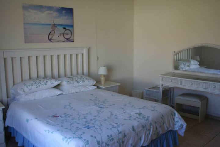 3 Bedroom Cottage Large – Sleeps 6 – C69 gallery image 3