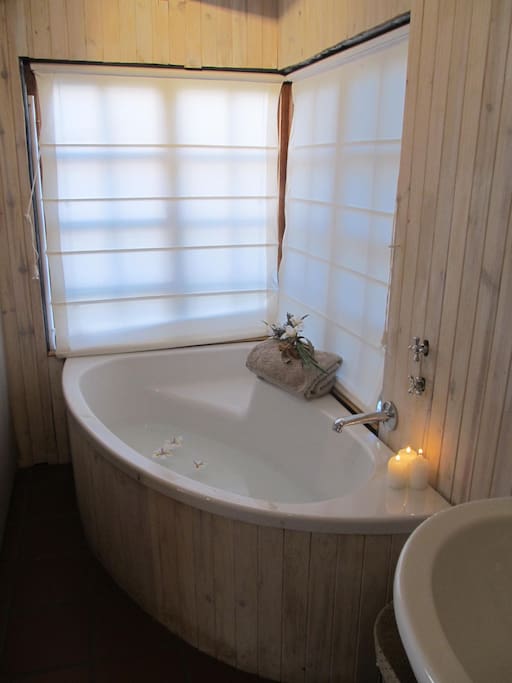 Corner bath for relaxing moments.