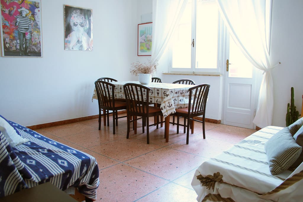 Tavolo da pranzo e ampia zona living