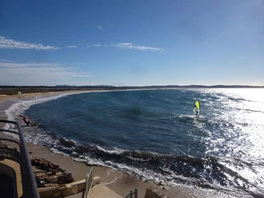 plage de l'Almanarre
planches à voiles et
kitesurf