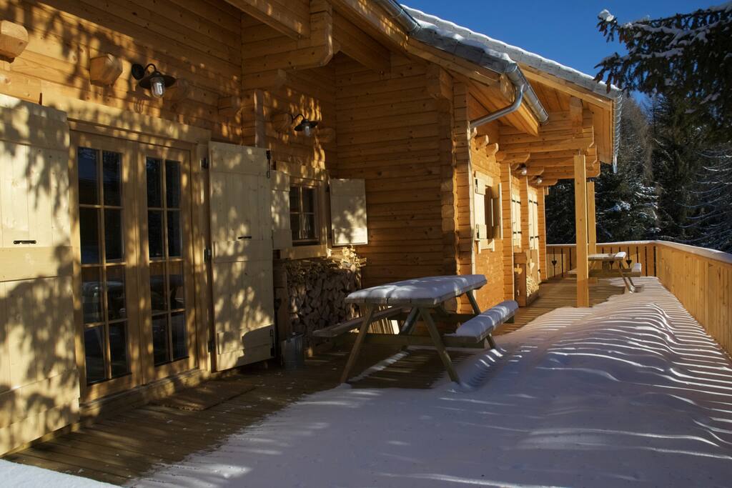 Une grande terrasse ensoleillée