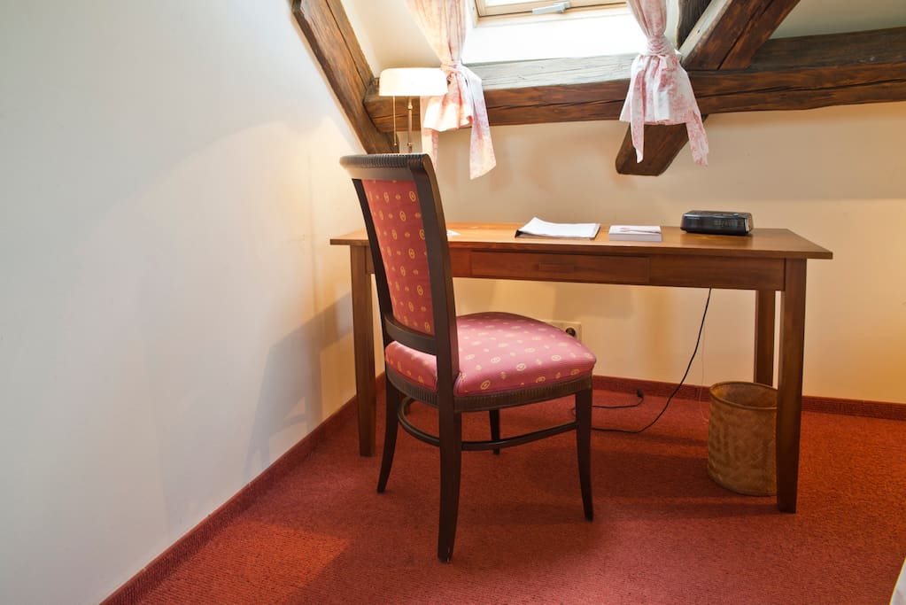 Schreibtisch und zweites Dachfenster