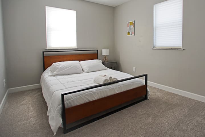 2nd bedroom - 1 queen bed