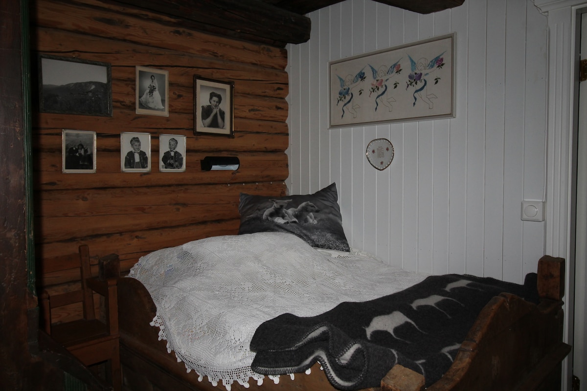 Chumba cha kulala 3. Chumba cha kulala kina vitanda viwili. Moja ina urefu wa sentimita 180 na nyingine ina urefu wa sentimita 180. Inafaa kwa watoto. Ikiwa kuna watoto ambao wanaweza kulala kitandani ambacho ni sentimita cm, kuna nafasi ya 6 ndani ya nyumba.