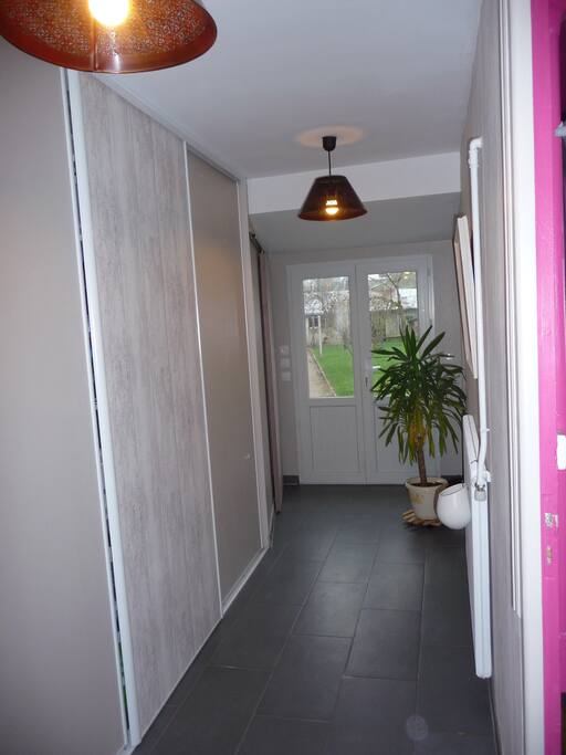 Entrée et couloir donnant dans le jardin