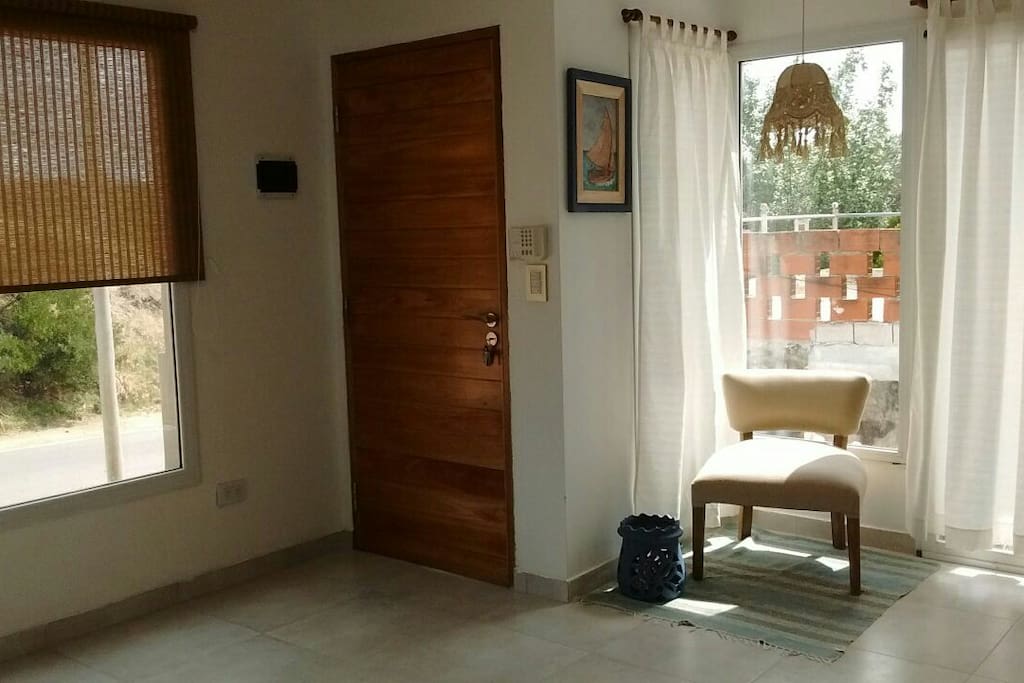 la casa se encuentra sobre una loma por estos ventanales se puede apreciar la vista a los hermosos parques y casas de Pinamar