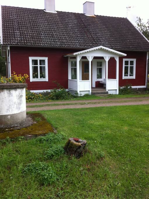 Punsch veranda med kvällssol för slappa dagar och en god bok.