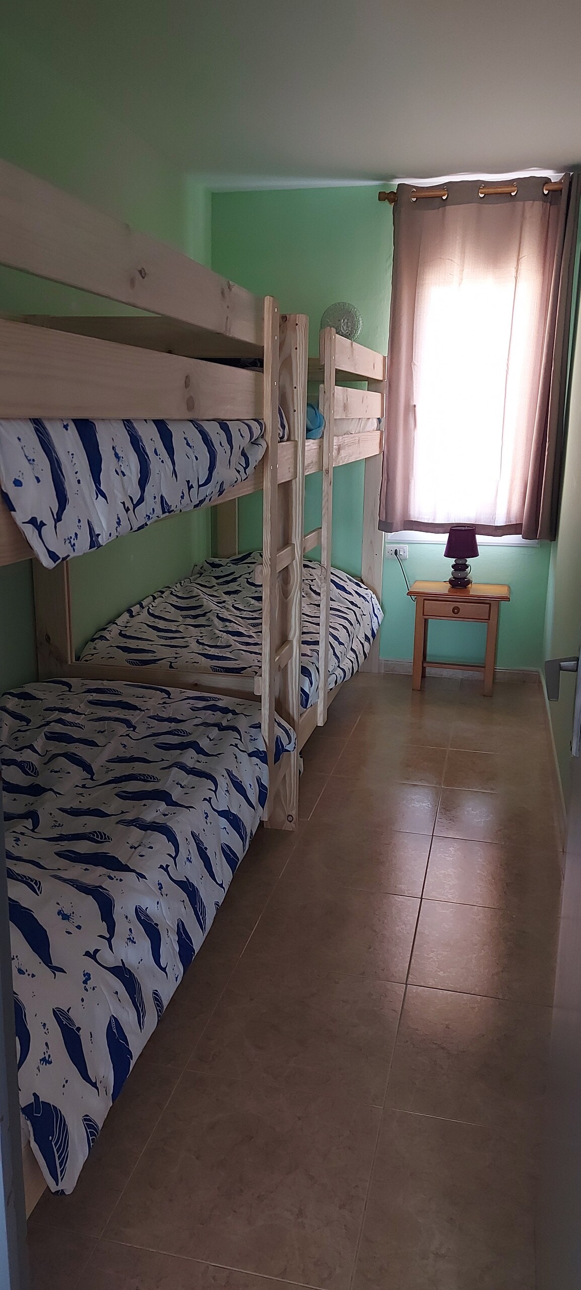 ห้องสำหรับสี่ท่าน (เตียงสองชั้นชั้นบนสำหรับเด็กเท่านั้น)