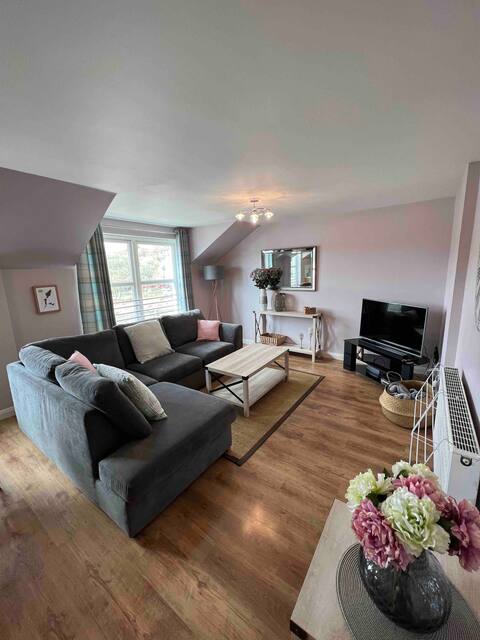 A Modern 2 Bedroom Apartment with Beautiful Views