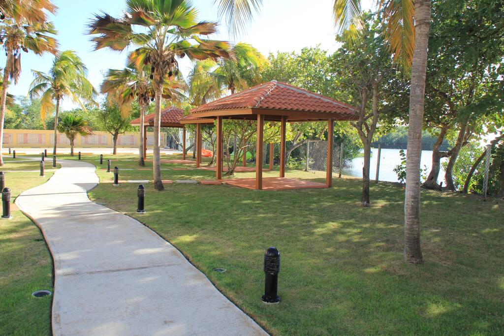 "Gasebos" in front of the water