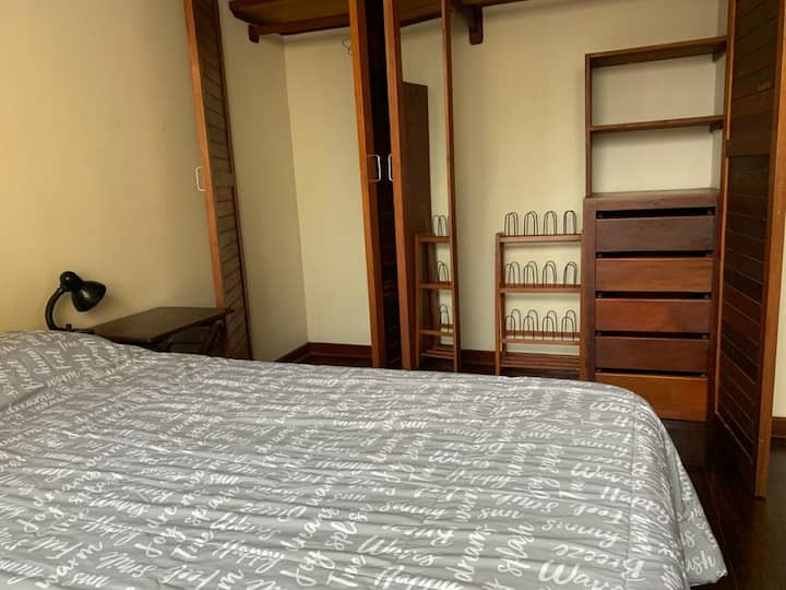 Კარადის შიდა სივრცე სრულმეტრაჟიანი სარკით, მოკირწყლვით, თაროებითა და უჯრის გულმკერდით. Კარადის ზედა ნაწილში (ის არ ჩანს), ასევე, გაქვთ თარო, რომლითაც შეგიძლიათ შეინახოთ უფრო დაბალი გამოყენების ნივთები, როგორიცაა ჩემოდნები ან საბნები.