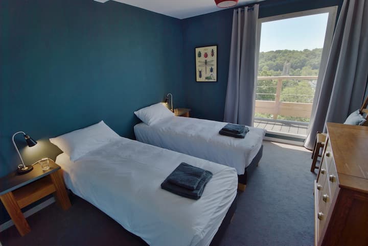 Planta superior, segundo dormitorio doble con vistas al valle y al mar. Dos camas individuales o una opción de cama matrimonial de 160 x 200 cm. Acceso a la terraza en la azotea.