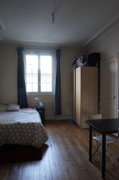 2e chambre avec lit 2 places, armoire, bibliothèque, table