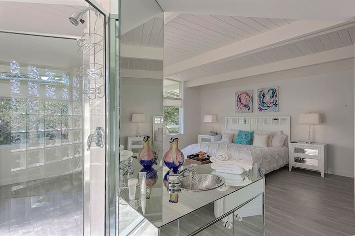 Luxury Villa with Pool & Private Dockside Charm gallery image 5