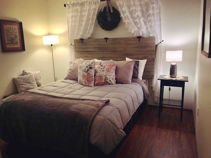 Camera da letto con letto queen-size. 