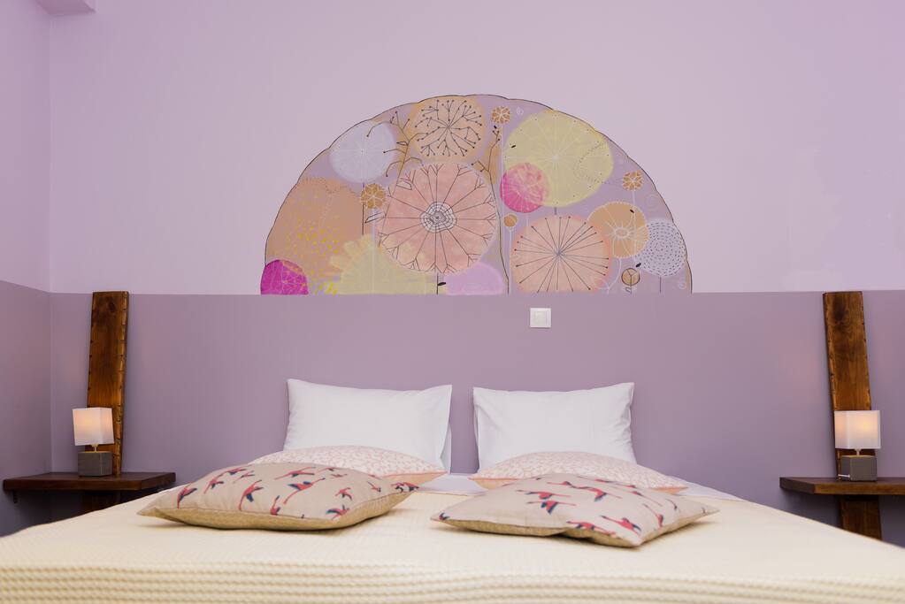 Queen size bed and artistic details