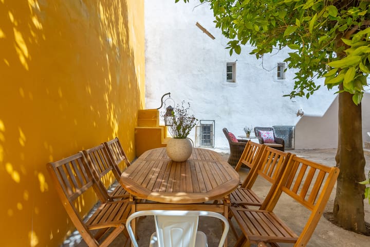 Alfama Central Apt With Open Air – Up to 30 guests