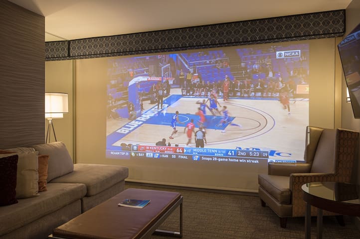 Jacuzzi Suite | Projection Screen TV gallery image 4