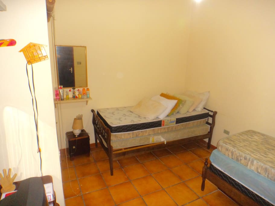 Quarto 1 com 1 cama de solteiro é um bicama