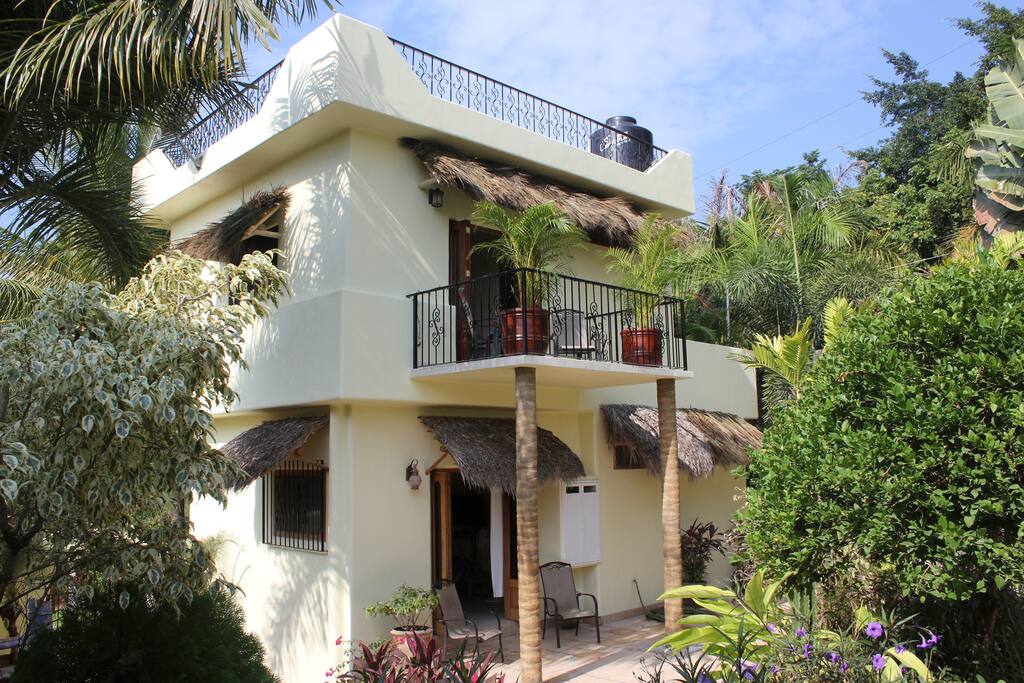 Casa facing pool