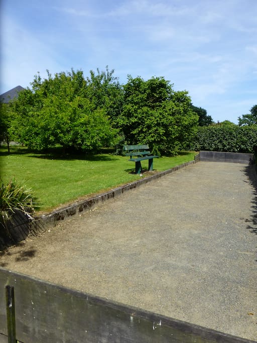 Jardin avec terrain de jeu de boules