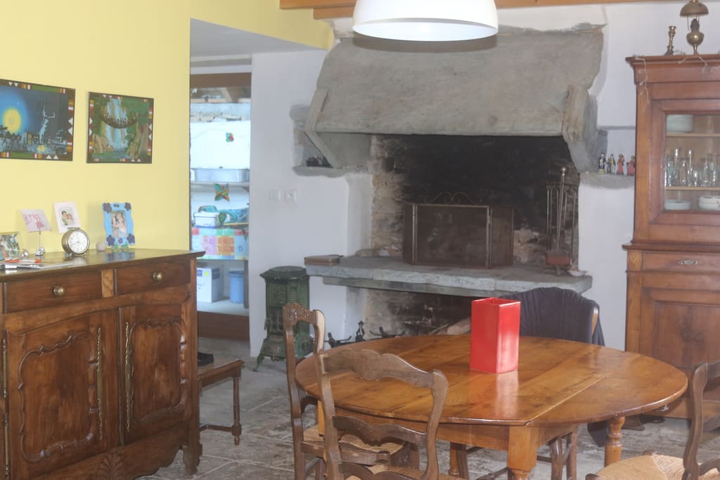 La pièce principale comprend une salle à manger avec une grande cheminée qui fonctionne parfaitement bien, une cuisine ouverte sur la pièce et un salon ouvert sur le jardin de derrière.