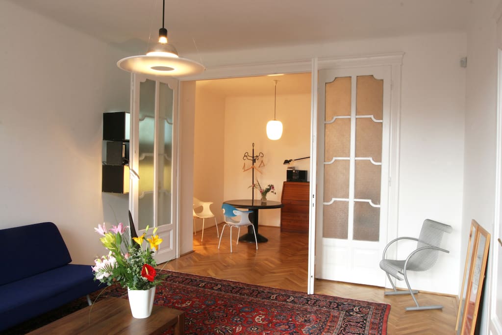 Wohnzimmer mit Flügeltüren